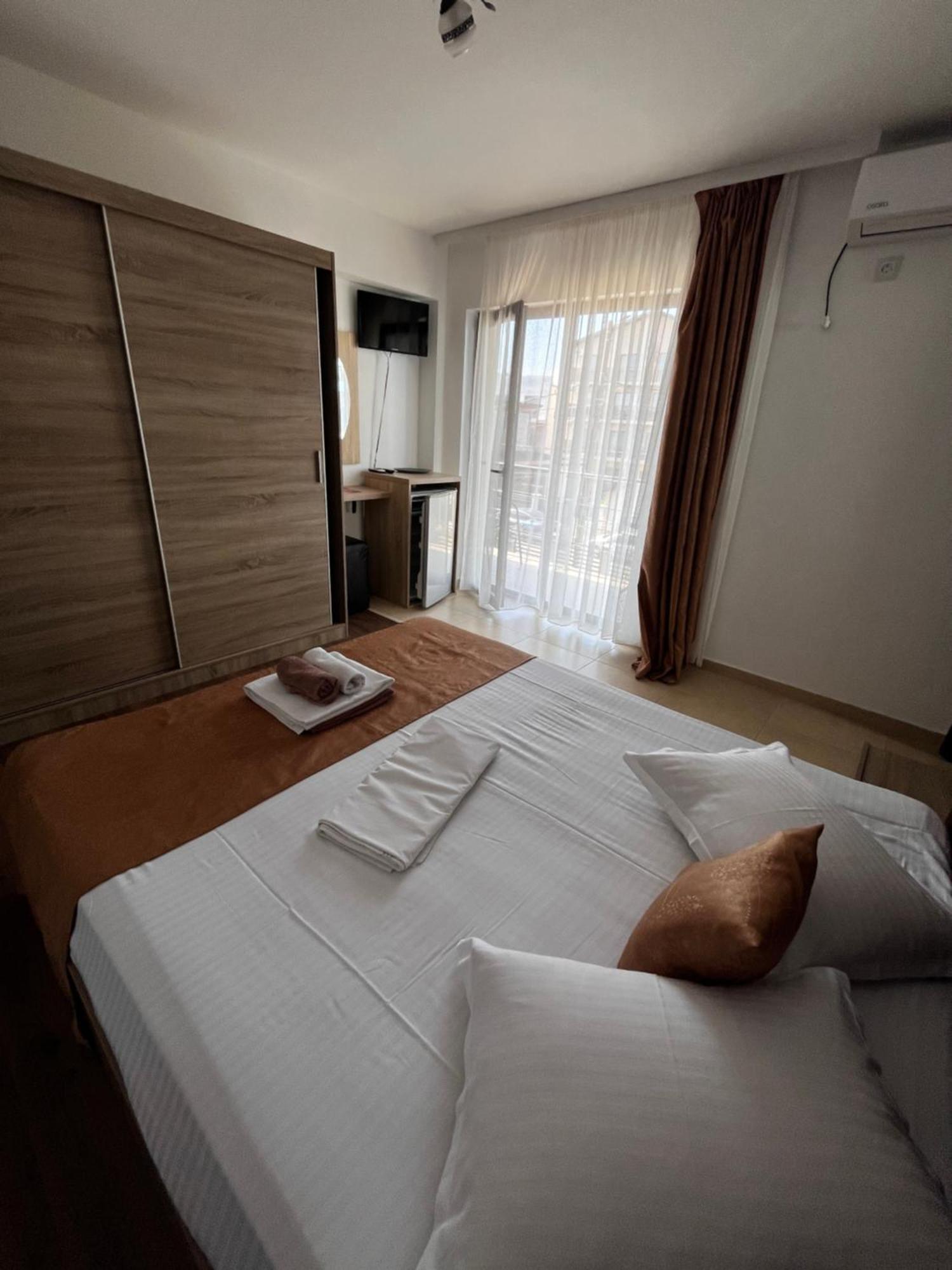 Elegance Hotel คอสติเนช ภายนอก รูปภาพ