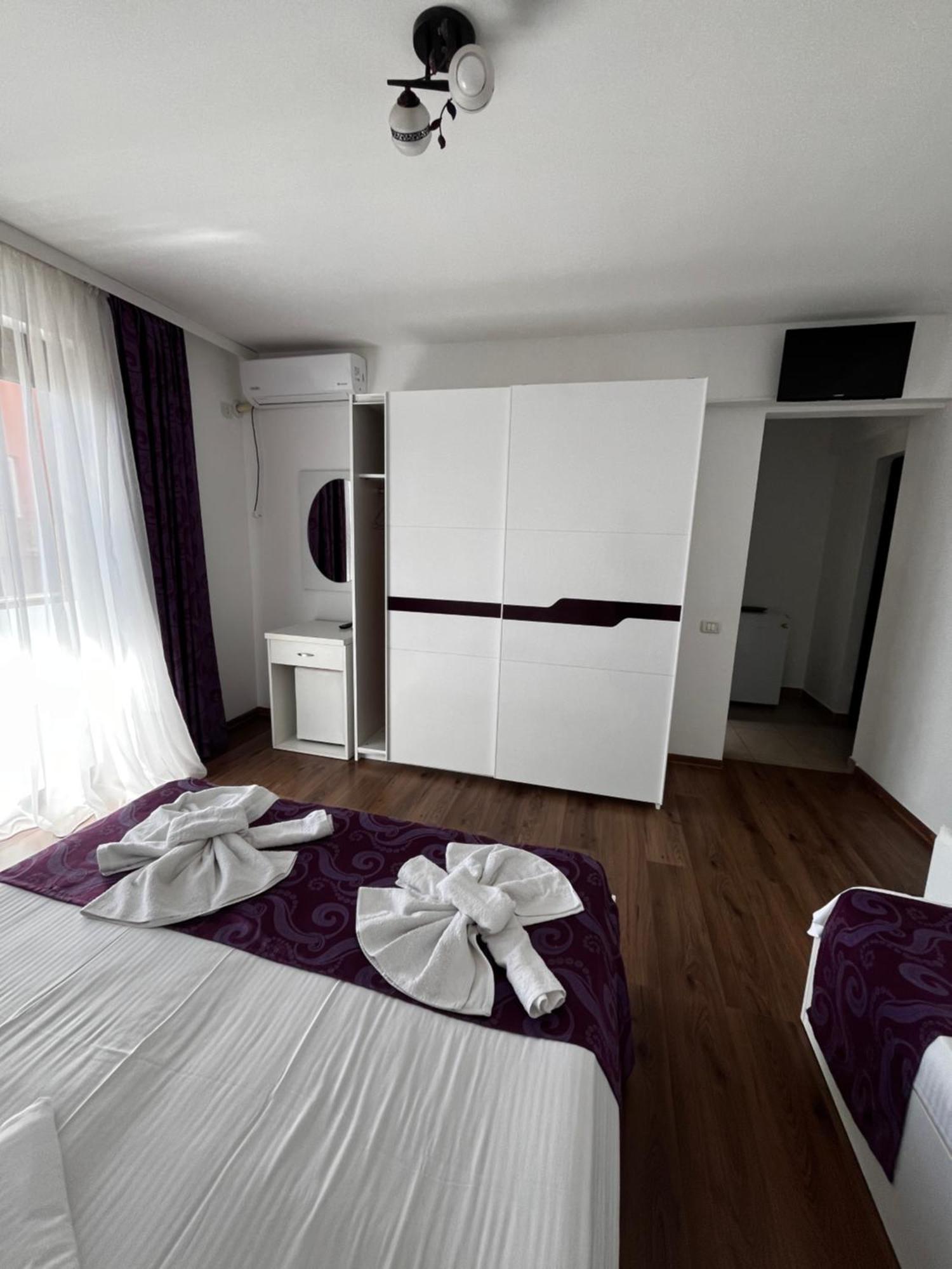 Elegance Hotel คอสติเนช ภายนอก รูปภาพ