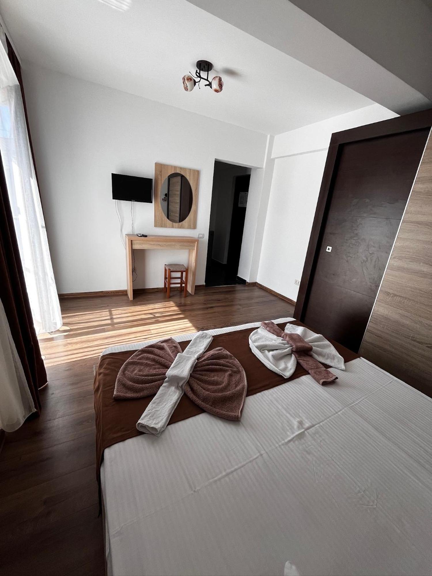 Elegance Hotel คอสติเนช ภายนอก รูปภาพ
