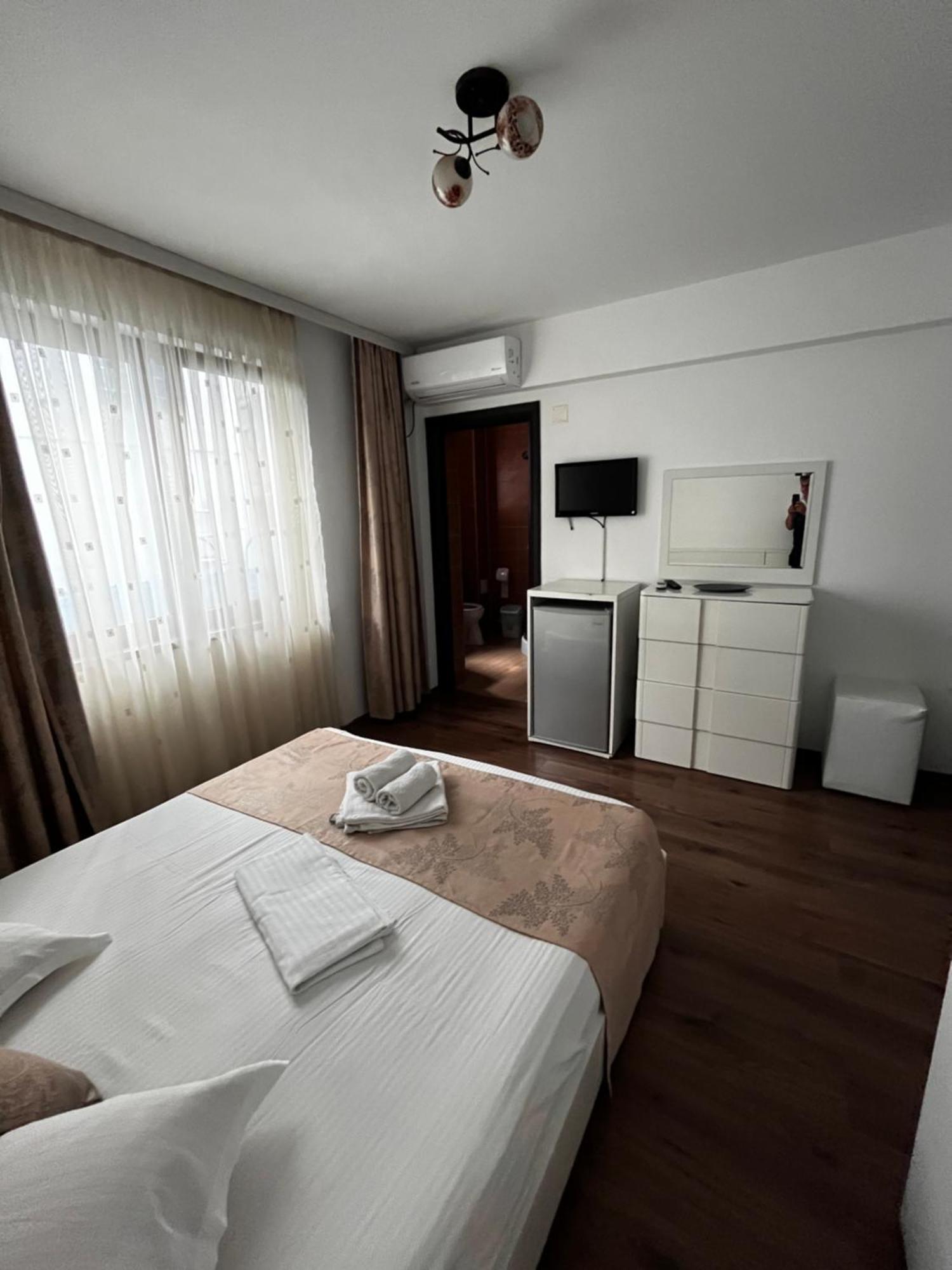 Elegance Hotel คอสติเนช ภายนอก รูปภาพ