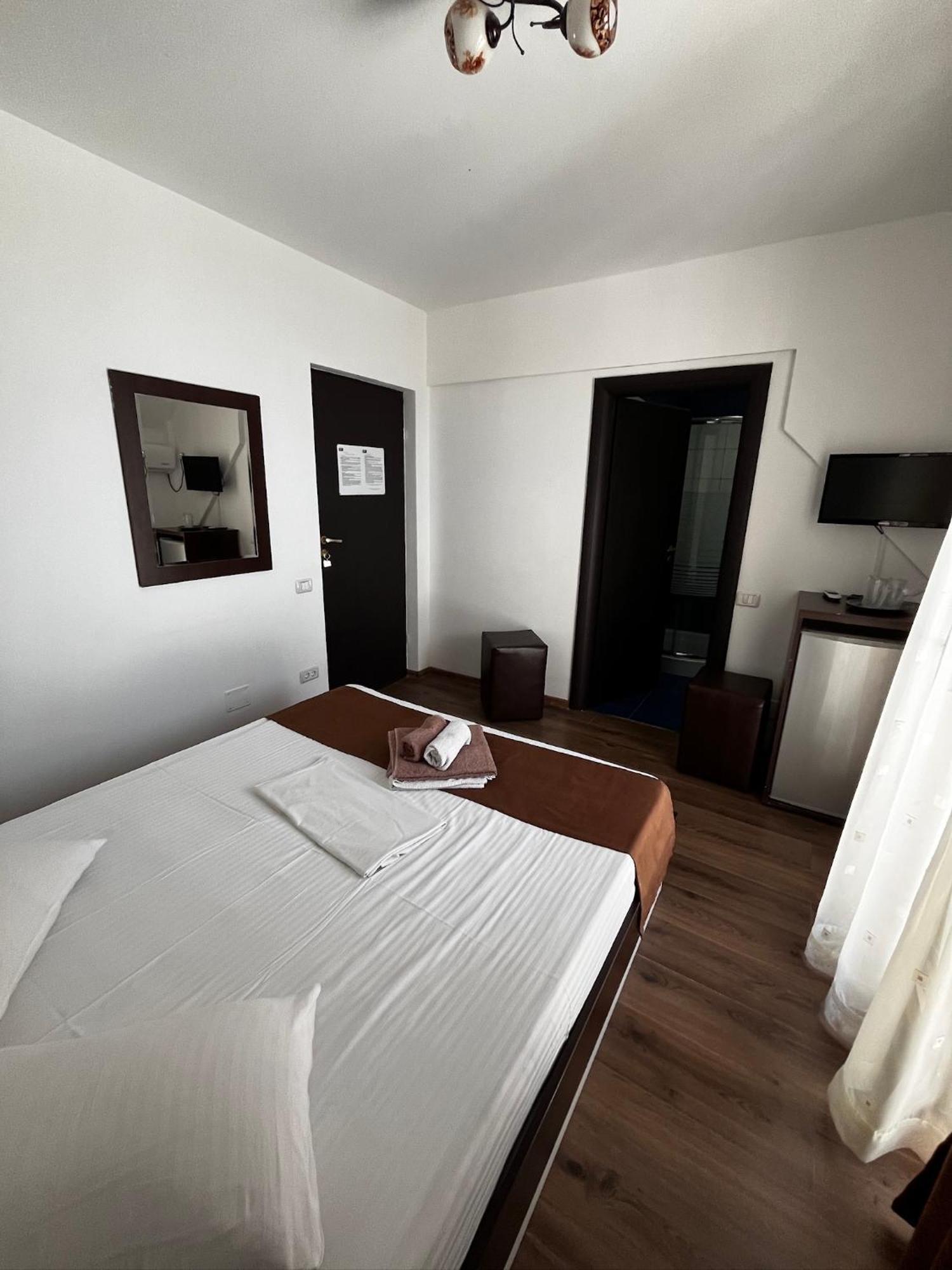Elegance Hotel คอสติเนช ภายนอก รูปภาพ