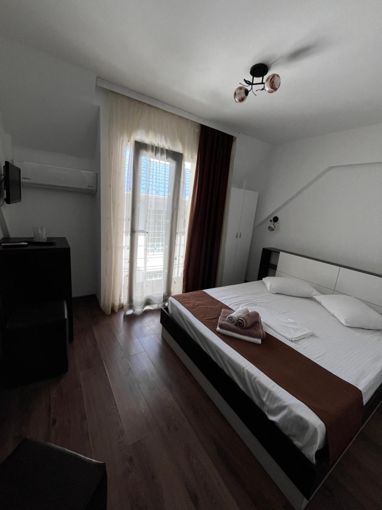 Elegance Hotel คอสติเนช ภายนอก รูปภาพ