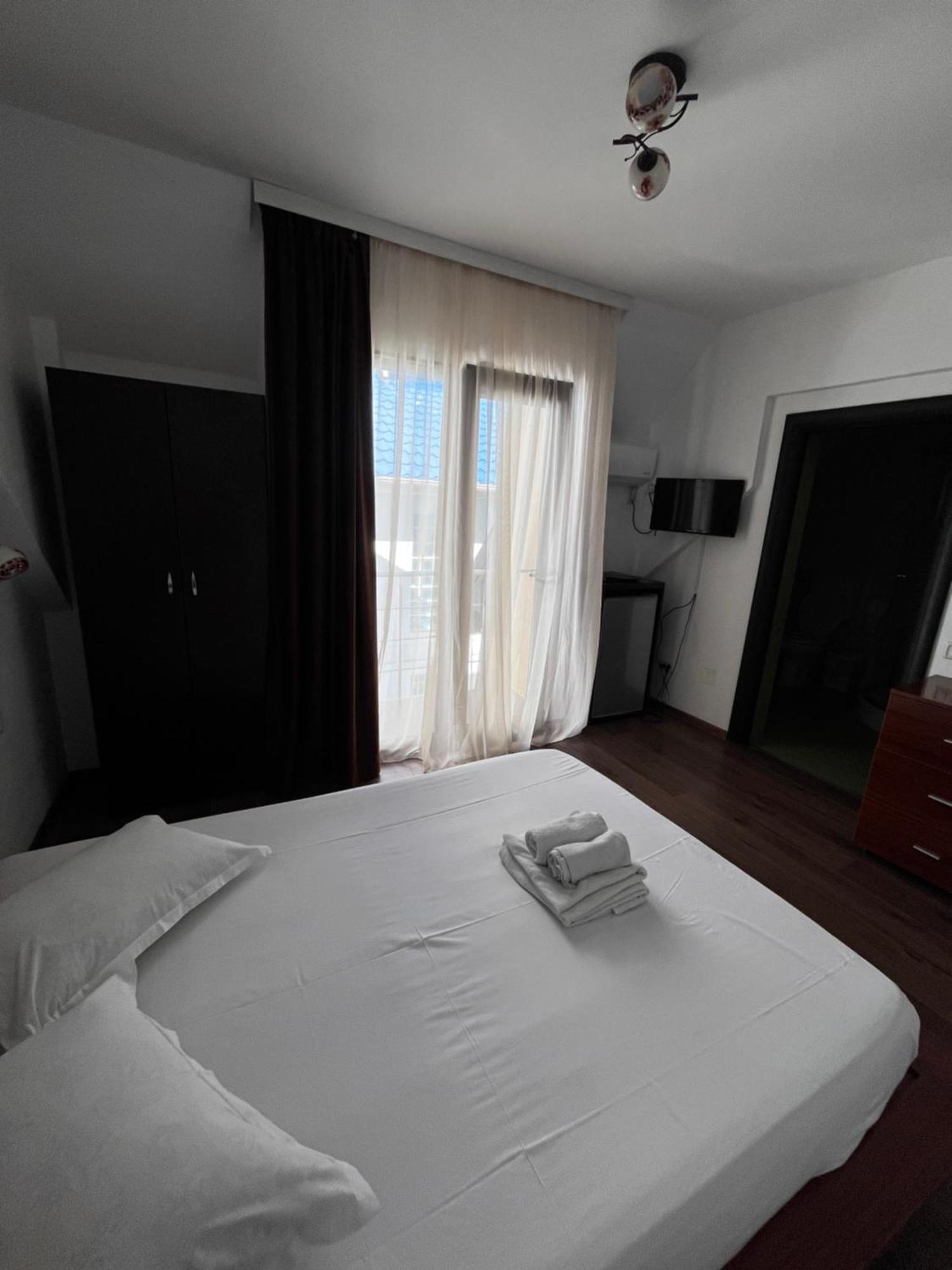 Elegance Hotel คอสติเนช ภายนอก รูปภาพ