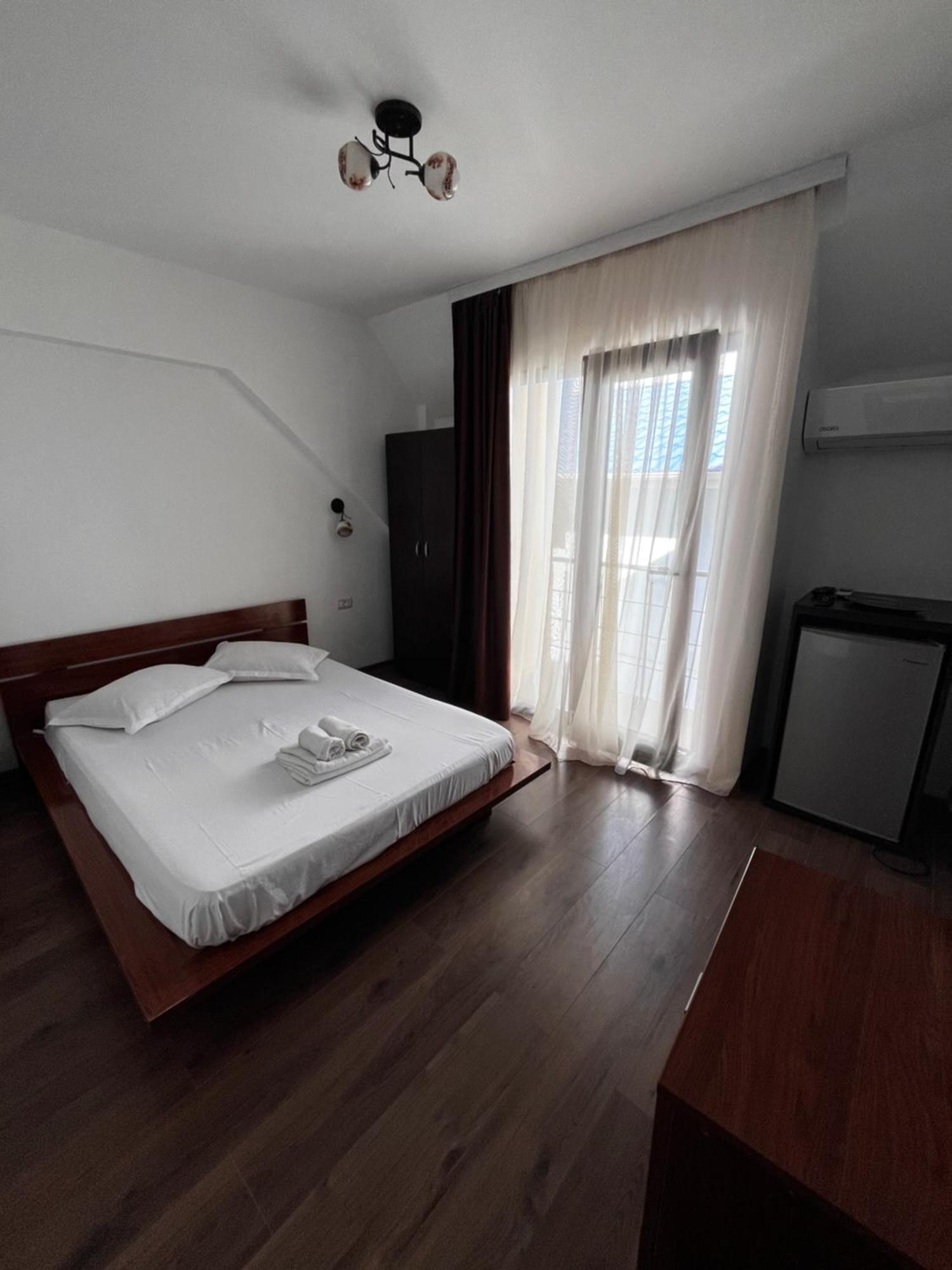 Elegance Hotel คอสติเนช ภายนอก รูปภาพ