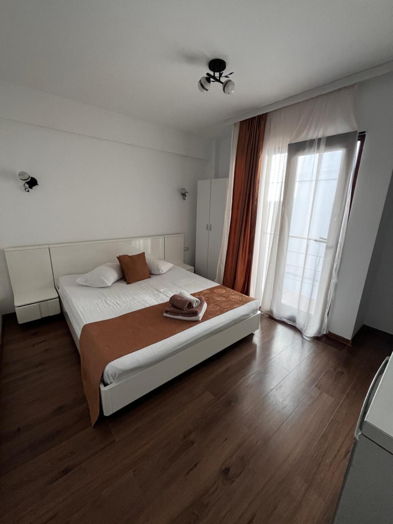 Elegance Hotel คอสติเนช ภายนอก รูปภาพ