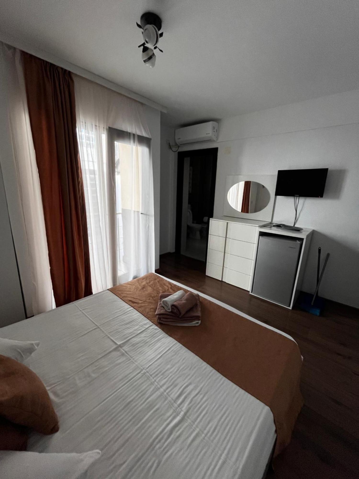 Elegance Hotel คอสติเนช ภายนอก รูปภาพ