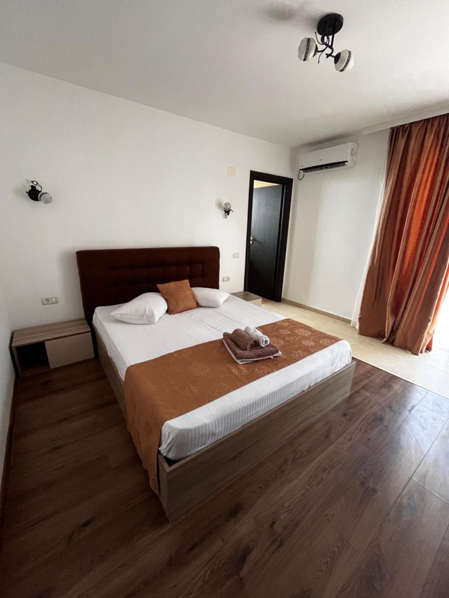 Elegance Hotel คอสติเนช ภายนอก รูปภาพ